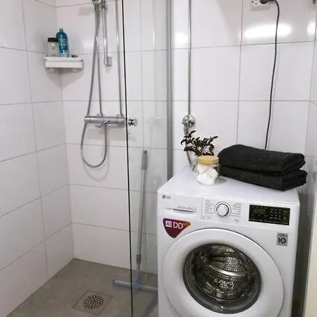 Apartment New W/ Free Wifi & Parking *