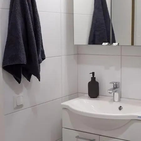 New W/ Free Wifi & Parking Apartment